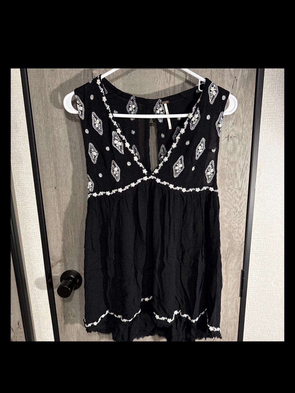 Free People Black Embroidered V-Neck Sleeveless Top Sz XS